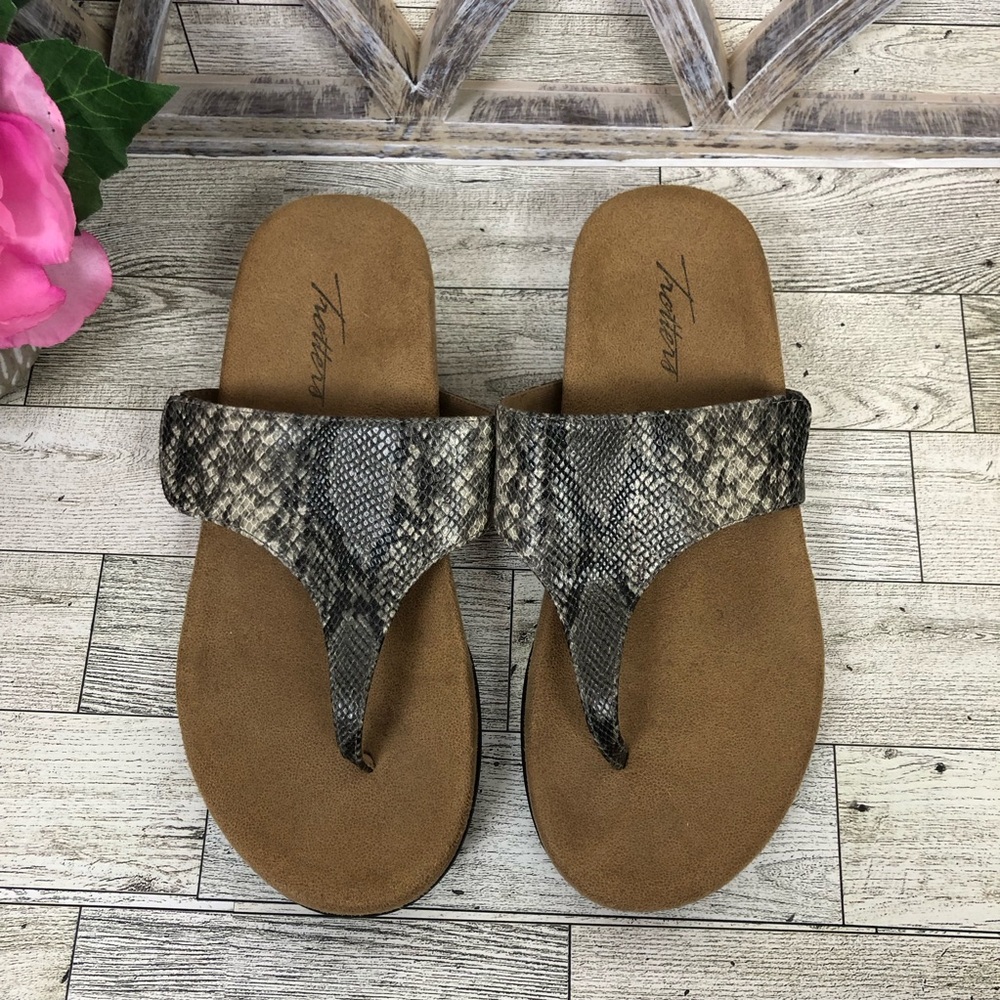 TROTTERS sandals faux snakeskin hoop and loop closure size 6M